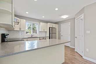 10110-10113 113 Ave NW in Edmonton, AB - Building Photo - Building Photo