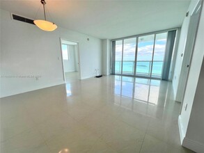 1800 N Bayshore Dr in Miami, FL - Building Photo - Building Photo