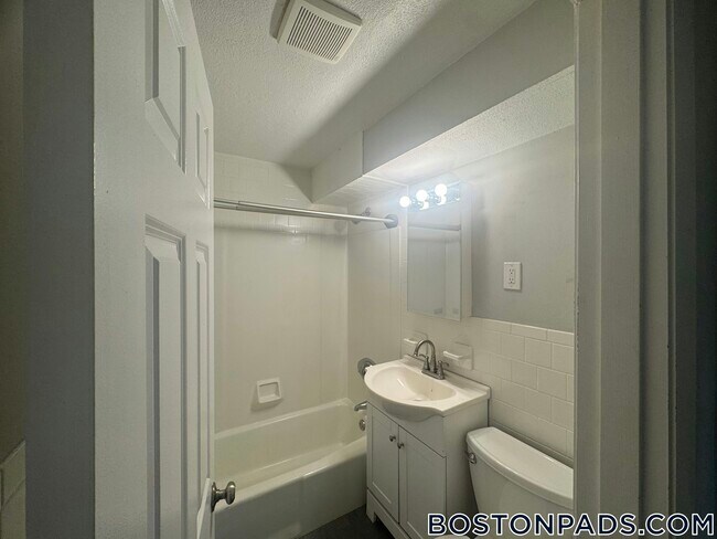 82 Mill St, Unit 12 in Woburn, MA - Building Photo - Building Photo