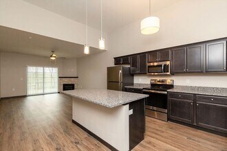 2871 Spring Rose Cir in Coralville, IA - Building Photo - Building Photo