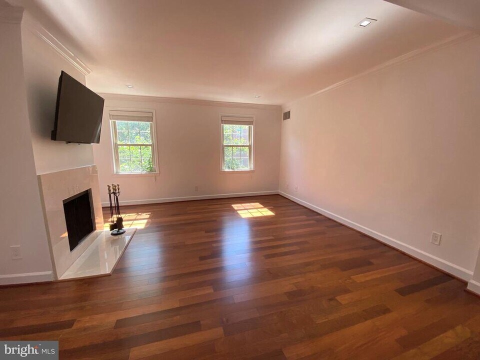 527 Bashford Ln in Alexandria, VA - Building Photo