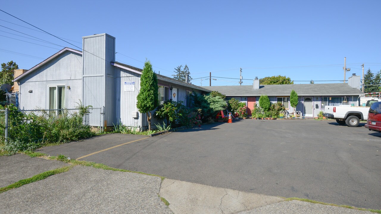 5907 SE 83rd Ave in Portland, OR - Building Photo