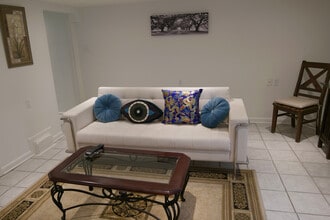 7302 Panola St, Unit Uptown Apartment in New Orleans, LA - Foto de edificio - Building Photo