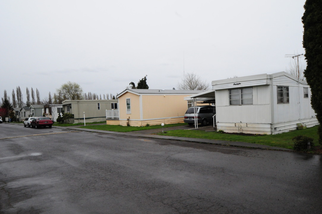 11823 NE Carl Rd in Woodburn, OR - Foto de edificio