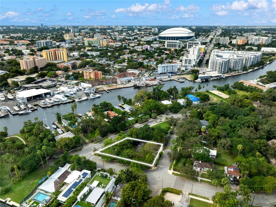 810 NW 7th St in Miami, FL - Building Photo