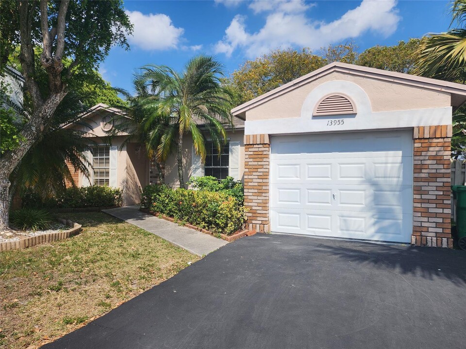 13955 Langley Pl in Davie, FL - Building Photo