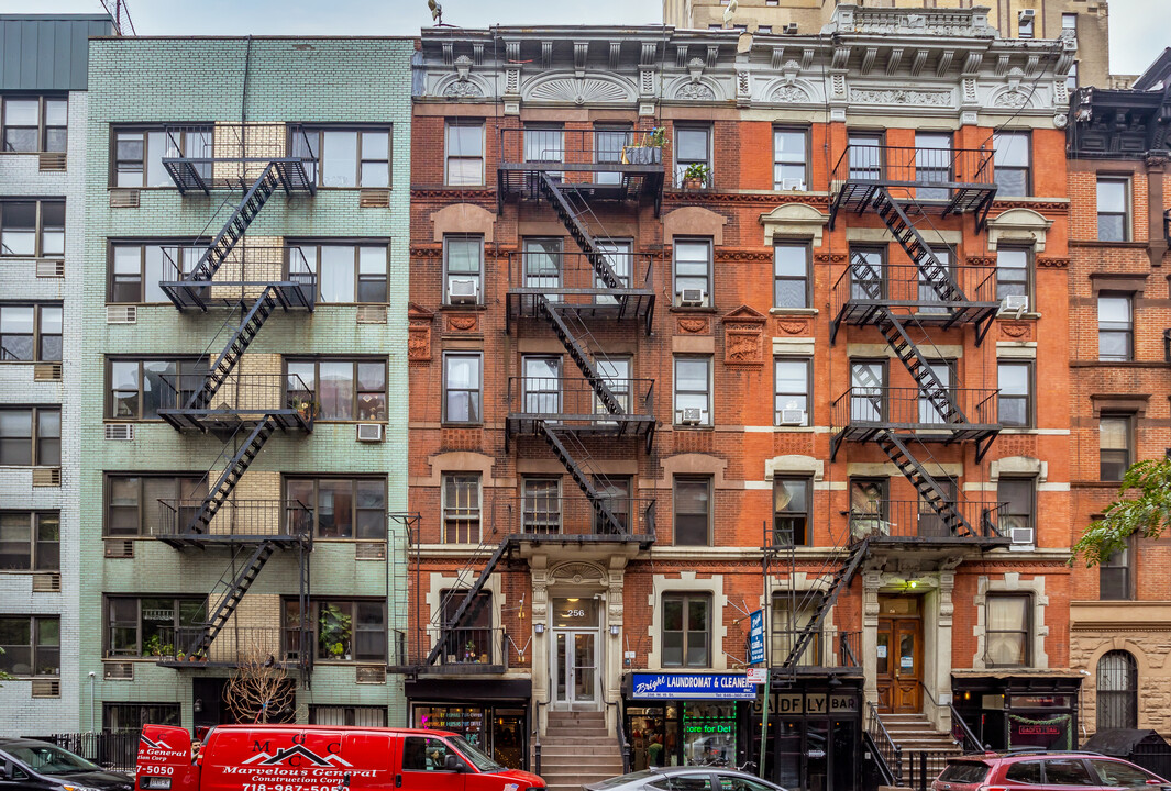 256 W 15th St in New York, NY - Building Photo