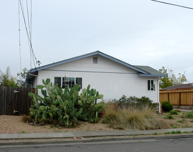 1103 Butte Ct in Santa Rosa, CA - Foto de edificio - Building Photo