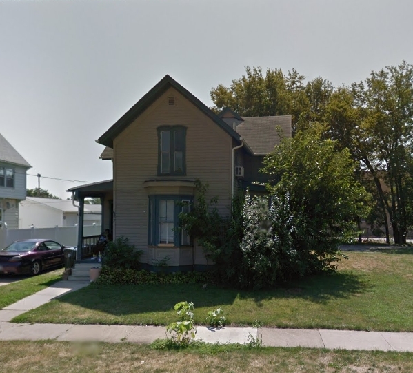 827 W 3rd St in Waterloo, IA - Building Photo