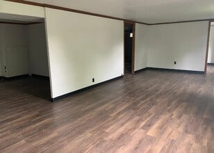 1028 W 12th St in Cedar Falls, IA - Building Photo - Building Photo