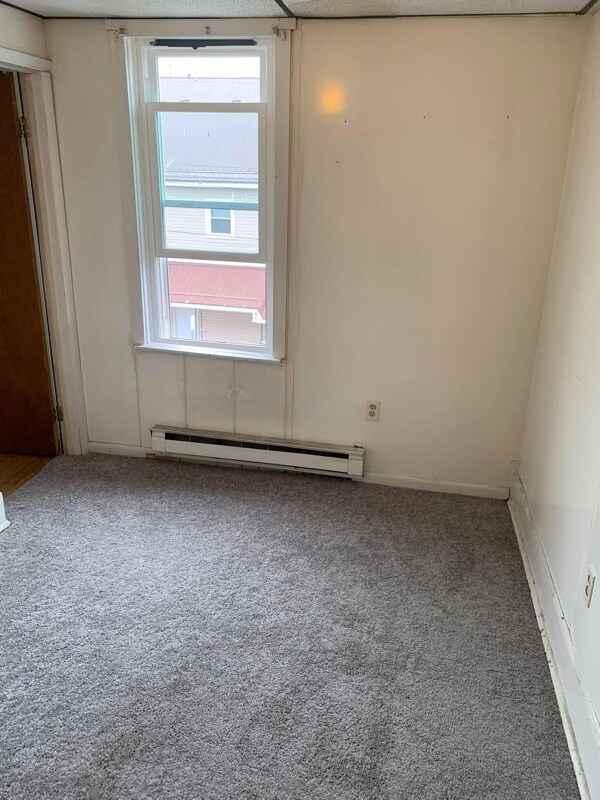 107 Powell Ave, Unit 4 in Cresson, PA - Foto de edificio - Building Photo