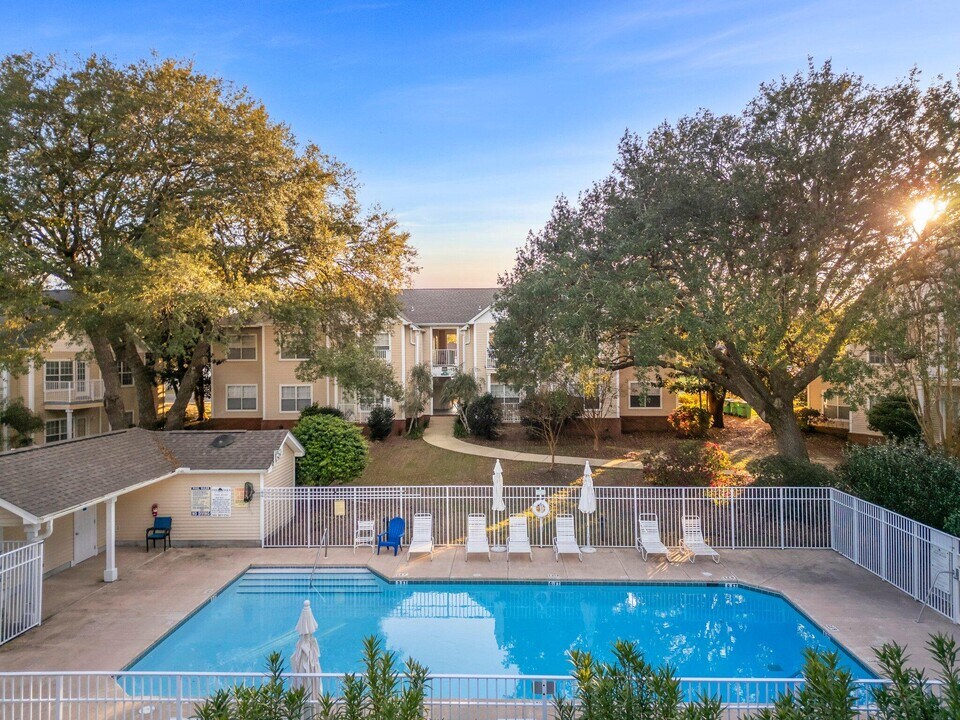 1501 Partin Dr N in Niceville, FL - Foto de edificio