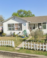 908 E Doddridge Ave, Unit 908 E Doddridge in Kingsville, TX - Building Photo