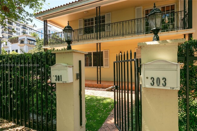 301 Bird Rd in Coral Gables, FL - Foto de edificio - Building Photo