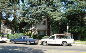 5742 Hazeltine Ave in Van Nuys, CA - Building Photo - Building Photo