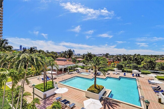 1000 E Island Blvd in Aventura, FL - Building Photo - Building Photo