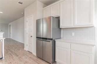 129 Wild Wind Trail in Jarrell, TX - Building Photo - Building Photo