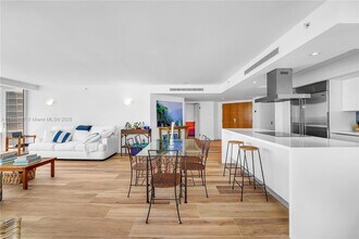 400 S Pointe Dr in Miami Beach, FL - Foto de edificio - Building Photo