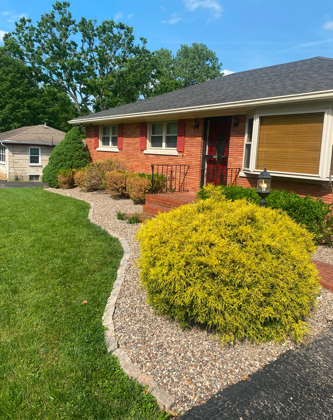 8904 Beulah Church Rd in Louisville, KY - Building Photo - Building Photo