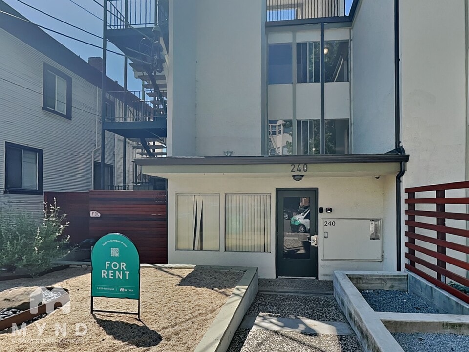 240 Athol Ave in Oakland, CA - Building Photo