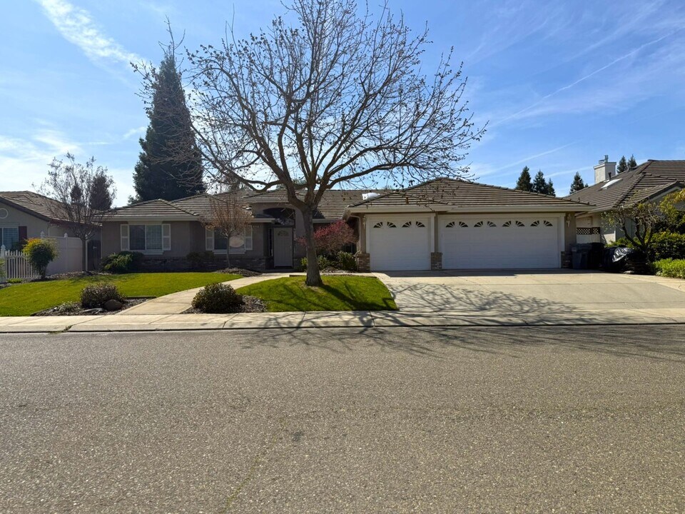 644 Kingfisher Ct in Merced, CA - Building Photo