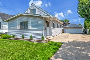 23045 E Thirteen Mile Rd in St. Clair Shores, MI - Building Photo