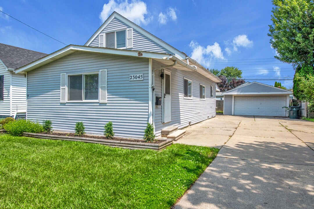 23045 E Thirteen Mile Rd in St. Clair Shores, MI - Building Photo