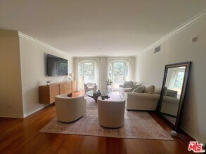 1000 Granville Ave in Los Angeles, CA - Building Photo - Building Photo