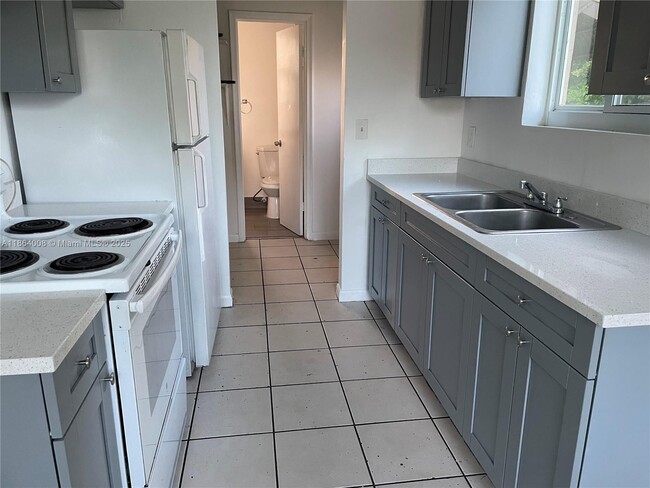 1095 N 59th Ave in Hollywood, FL - Building Photo - Building Photo