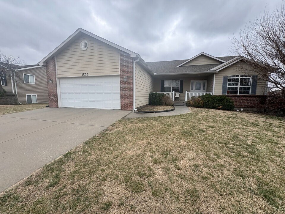 525 Harland Dr in Manhattan, KS - Building Photo