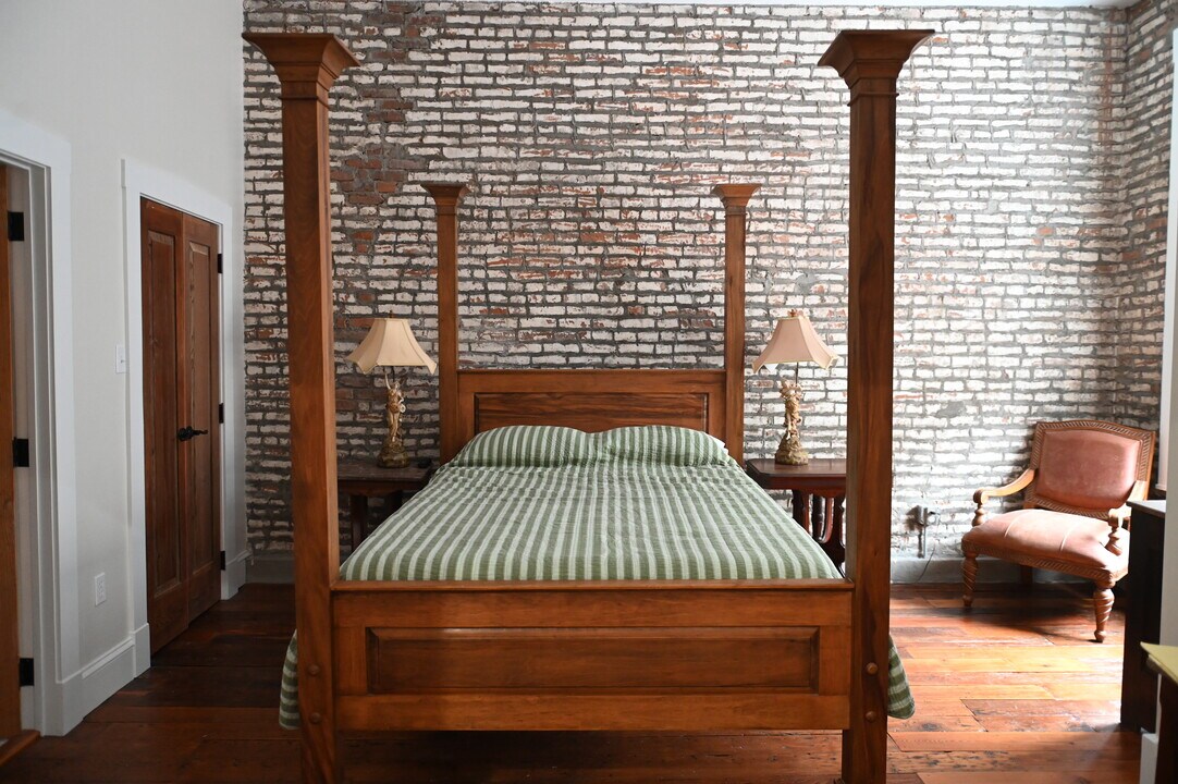 1207 Washington St, Unit 1207 B in Vicksburg, MS - Foto de edificio