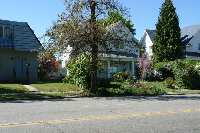 1217 W Maxwell Ave in Spokane, WA - Foto de edificio - Building Photo