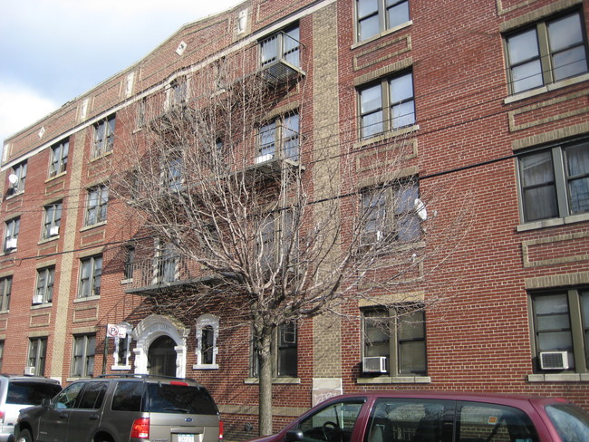 Berny Court in Flushing, NY - Foto de edificio - Building Photo