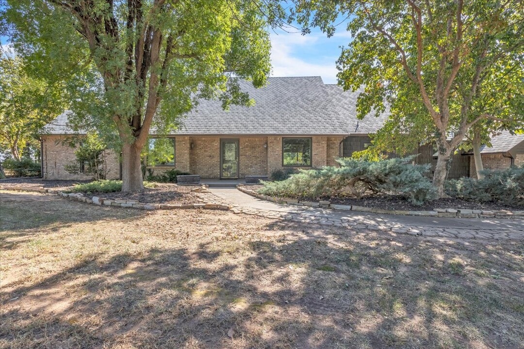 4075 St Croix Dr in Edmond, OK - Building Photo