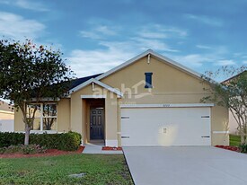 3223 Magnolia Meadows Dr in Plant City, FL - Building Photo