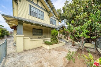 1677 S Harvard Blvd in Los Angeles, CA - Building Photo - Building Photo