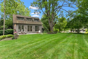 369 Ethan Allen Hwy in Ridgefield, CT - Building Photo