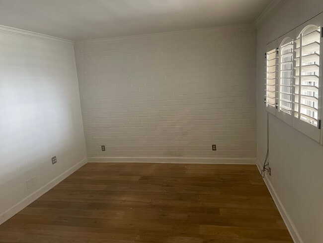 7560 Hollywood Blvd, Unit 301 in Los Angeles, CA - Foto de edificio - Building Photo