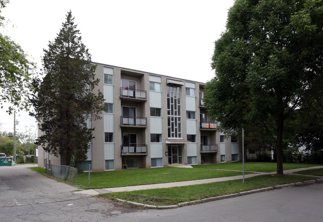 90 Marshall St in Waterloo, ON - Building Photo - Primary Photo