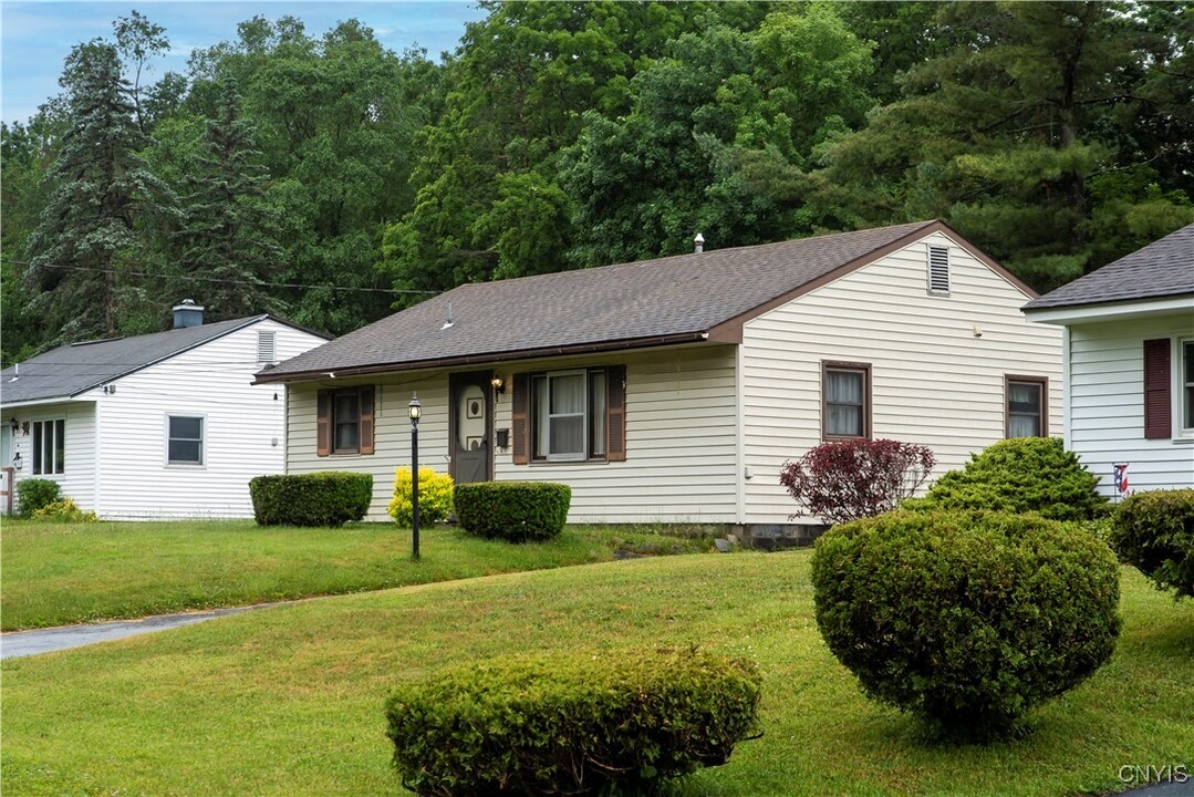 8 Mapledale Rd in New Hartford, NY - Building Photo