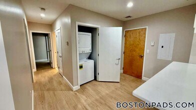 75 S Main St, Unit 514 in Attleboro, MA - Foto de edificio - Building Photo