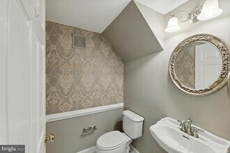 7056 Falls Reach Dr-Unit -7056-304 in Falls Church, VA - Building Photo - Building Photo