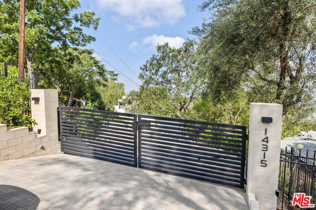14315 Mulholland Dr in Los Angeles, CA - Foto de edificio