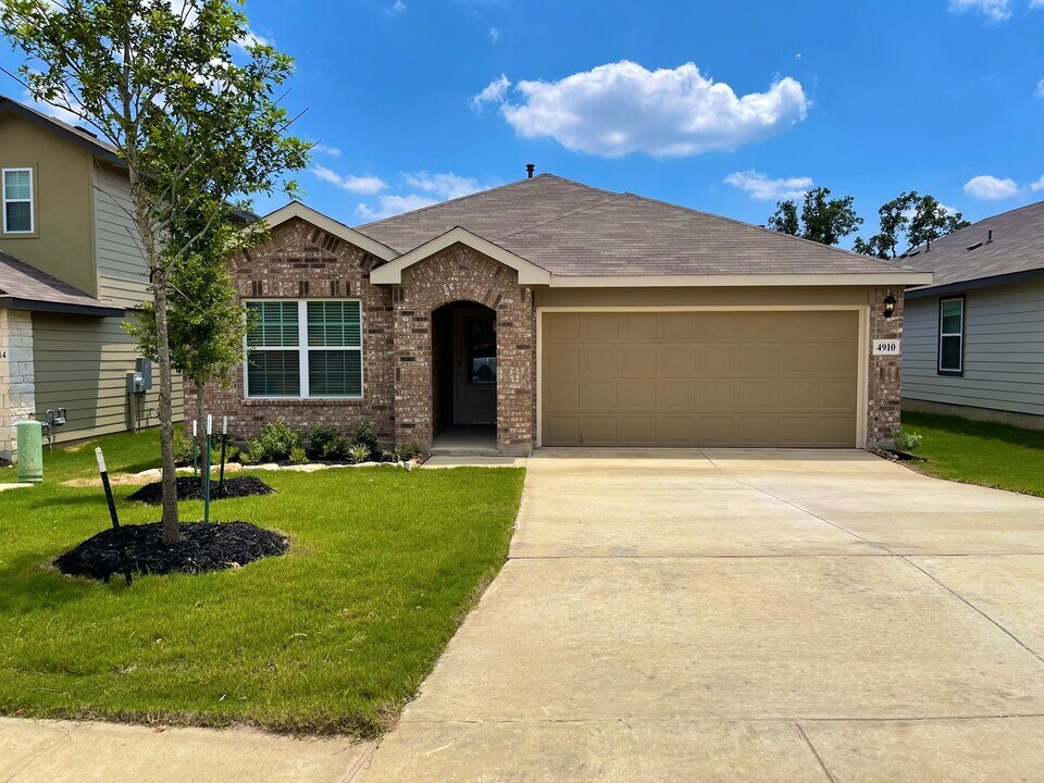 4910 Bunker Dr in San Antonio, TX - Building Photo