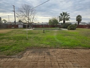 1236 Pleasant Way in Hanford, CA - Building Photo - Building Photo