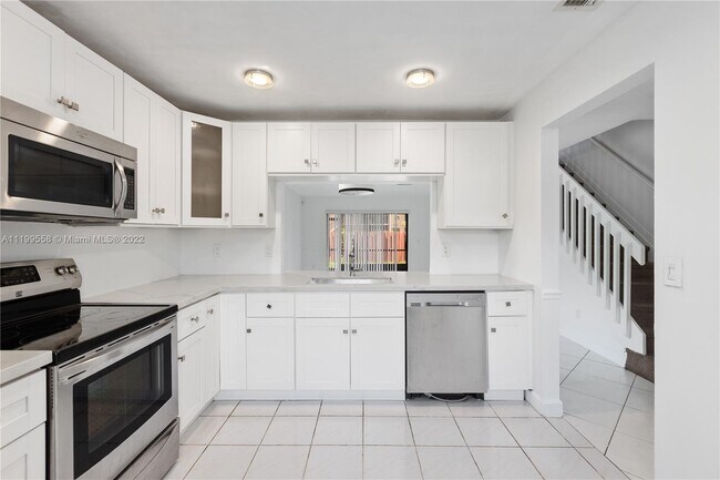 10491 NW 6th St in Pembroke Pines, FL - Building Photo - Building Photo