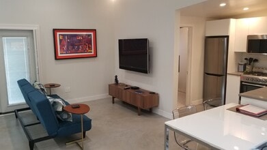 542 Sunset Ave, Unit 1/2 in Los Angeles, CA - Foto de edificio - Building Photo