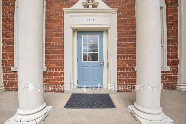 1301 E Abingdon Dr in Alexandria, VA - Building Photo - Building Photo