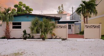 14906 N Bayshore Dr in Madeira Beach, FL - Building Photo