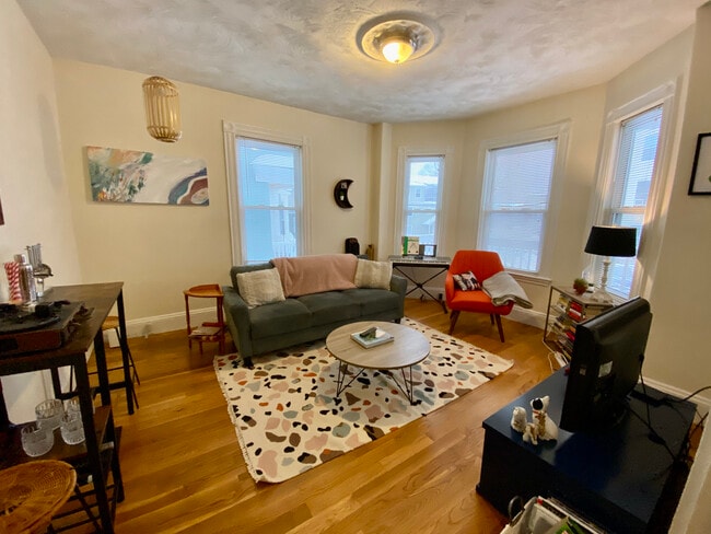 30 Egleston St, Unit 1 in Boston, MA - Foto de edificio - Building Photo